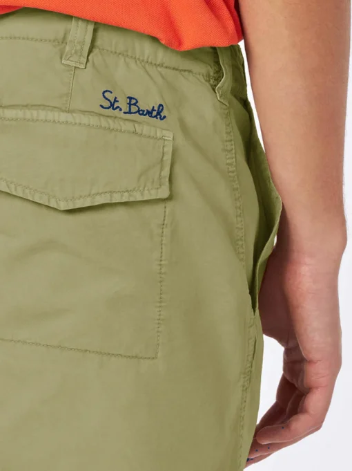 Bermuda da uomo verde militare con tasche laterali