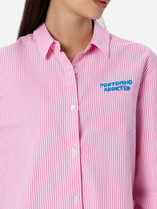 Camicia da donna Brigitte in cotone seeruscker a righe con ricamo Portofino davanti e dietro