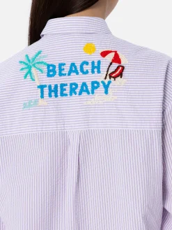 Camicia da donna in cotone con stampa a righe Brigitte con ricamo Beach Therapy davanti e dietro