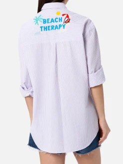 Camicia da donna in cotone con stampa a righe Brigitte con ricamo Beach Therapy davanti e dietro