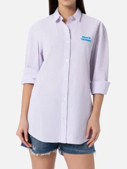 Camicia da donna in cotone con stampa a righe Brigitte con ricamo Beach Therapy davanti e dietro