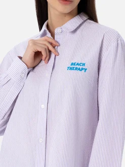 Camicia da donna in cotone con stampa a righe Brigitte con ricamo Beach Therapy davanti e dietro