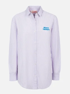 Camicia da donna in cotone con stampa a righe Brigitte con ricamo Beach Therapy davanti e dietro