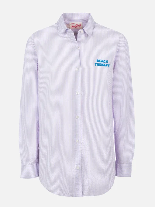 Camicia da donna in cotone con stampa a righe Brigitte con ricamo Beach Therapy davanti e dietro