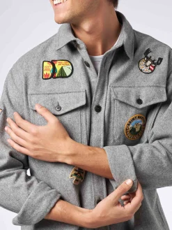 Camicia da uomo in lana grigia con tasche e toppe