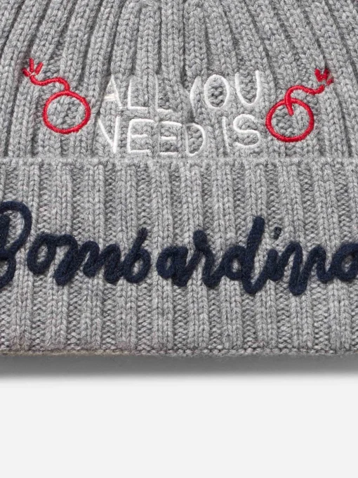 Cappello da uomo grigio melange a coste Wengen con ricamo All you need is Bombardino | INSULTI LUMINOSI SPECIAL EDITION