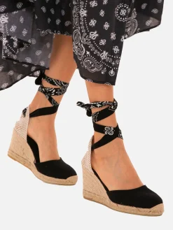 Espadrillas nere in tela stampata con zeppa alta e laccio alla caviglia