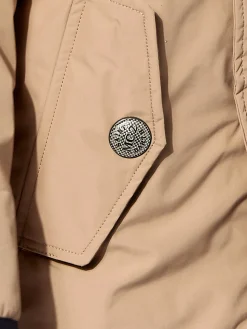 Giacca a vento beige con cappuccio da bambino