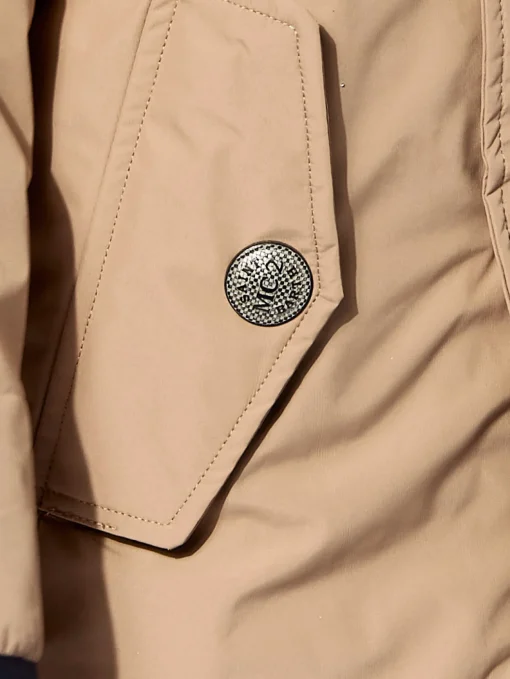 Giacca a vento beige con cappuccio da bambino