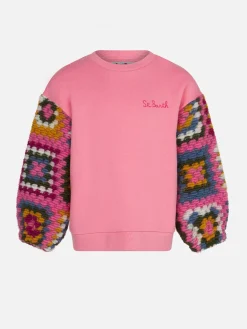 Maglia da bambina rosa con maniche all'uncinetto