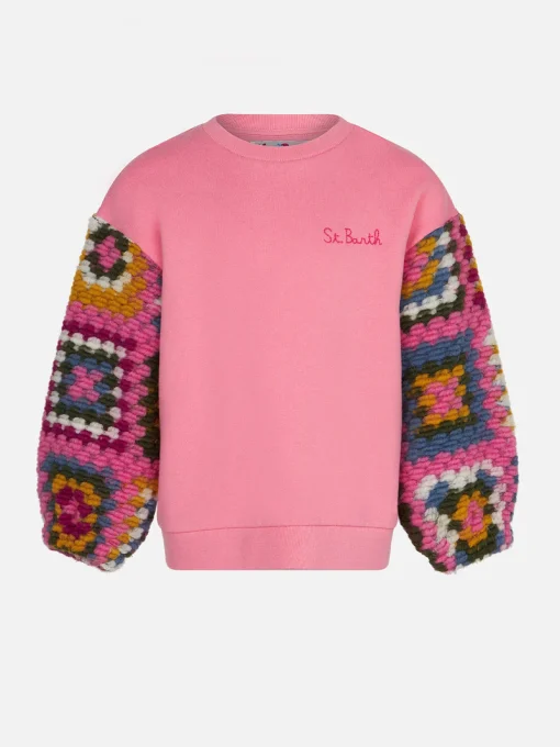 Maglia da bambina rosa con maniche all'uncinetto