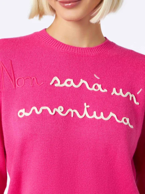 Maglia da donna girocollo rosa fluo con ricamo Non Sarà un'Avventura | EDIZIONE SPECIALE DI NIKI DJ