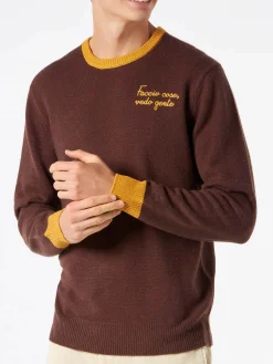 Maglia da uomo marrone con ricamo Faccio cose, vedo gente