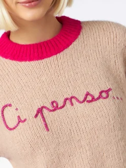 Maglia morbida da donna dalla forma squadrata con ricamo Ci penso