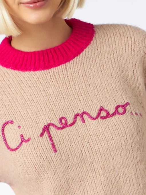 Maglia morbida da donna dalla forma squadrata con ricamo Ci penso