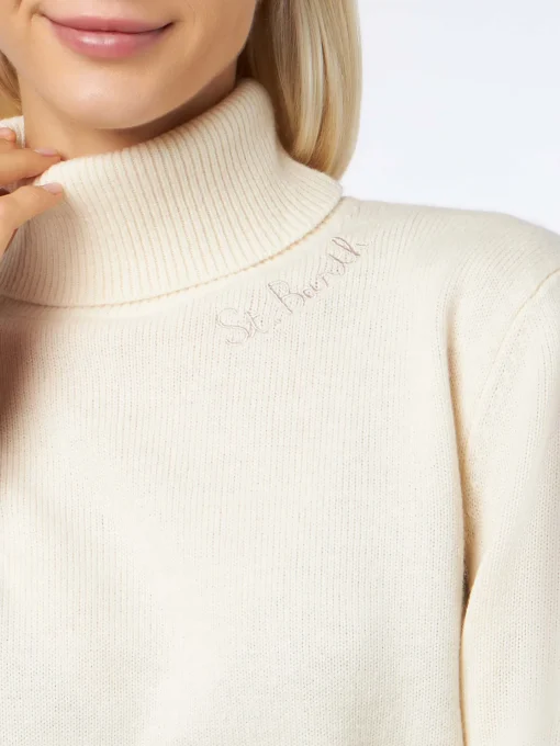 Maglione dolcevita bianco lavorato a maglia da donna