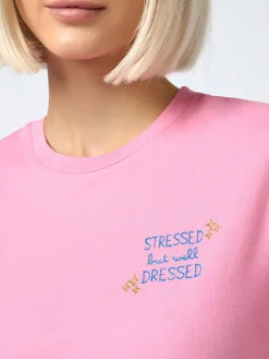 T-shirt da donna girocollo Emilie in jersey di cotone con ricamo Stressed but Well Dressed