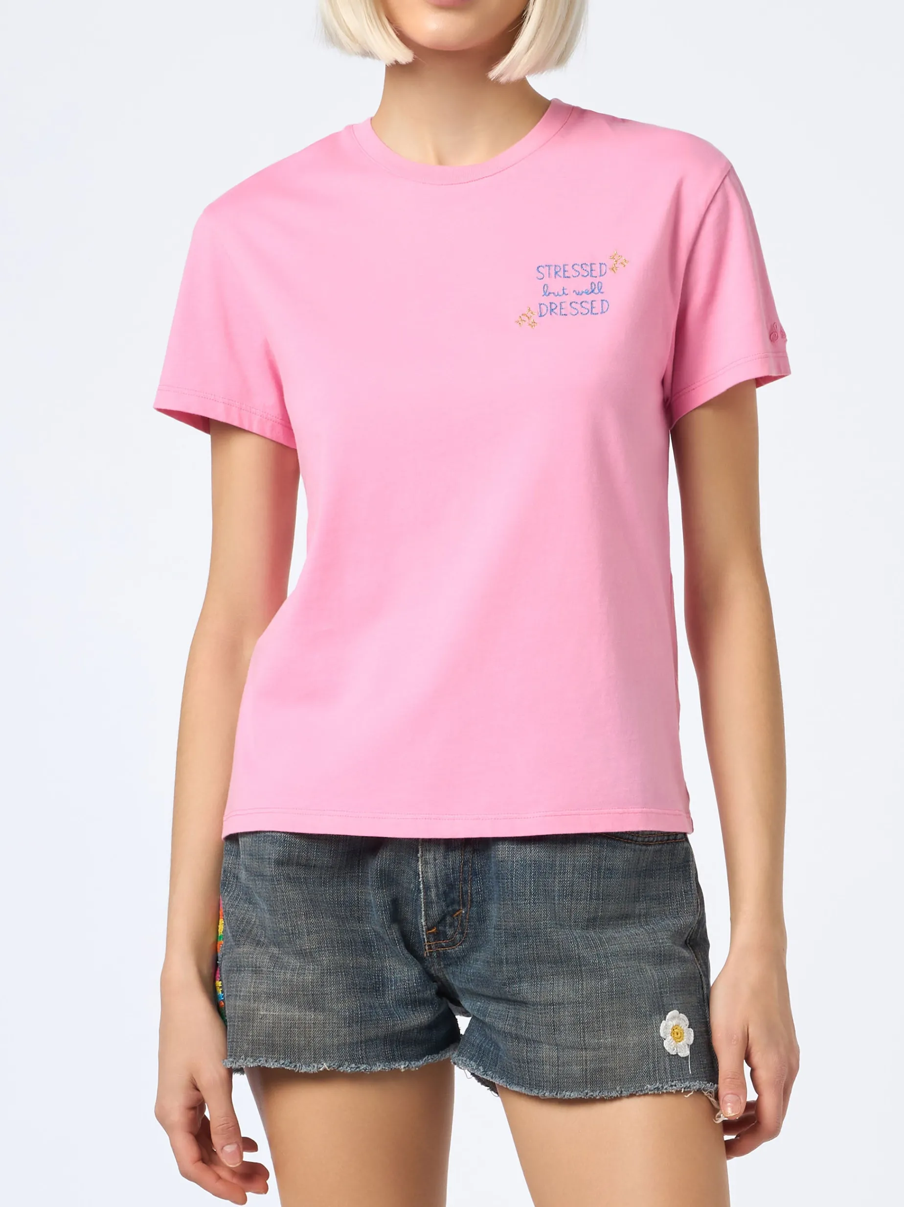 T-shirt da donna girocollo Emilie in jersey di cotone con ricamo Stressed but Well Dressed