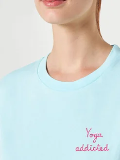 T-shirt da donna in cotone con scritta ricamata yoga addicted