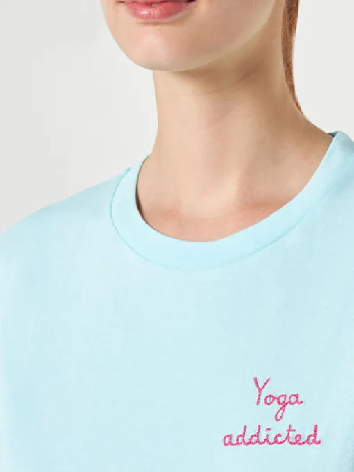 T-shirt da donna in cotone con scritta ricamata yoga addicted
