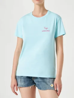 T-shirt da donna in cotone con scritta ricamata yoga addicted