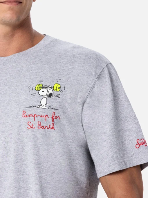 T-shirt da uomo in cotone con stampa e ricamo Snoopy | EDIZIONE SPECIALE SNOOPY PEANUTS™