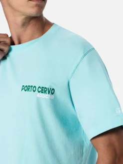 T-shirt da uomo in cotone con stampa piazzata cartolina Porto Cervo Addicted