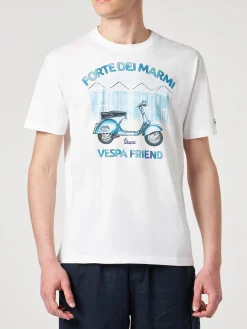 T-shirt da uomo in cotone con stampa Forte dei Marmi Vespa friend | EDIZIONE SPECIALE VESPA®