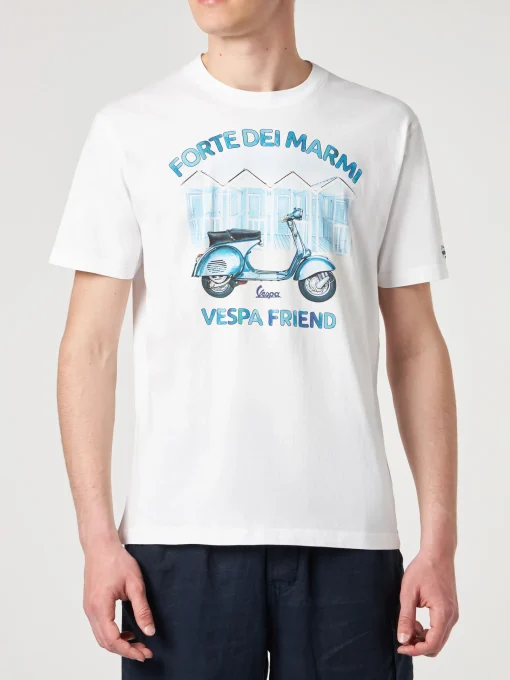 T-shirt da uomo in cotone con stampa Forte dei Marmi Vespa friend | EDIZIONE SPECIALE VESPA®