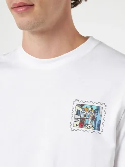 T-shirt da uomo in cotone con stampa fronte e retro cartolina di Mykonos | EDIZIONE SPECIALE ALESSANDRO ENRIQUEZ