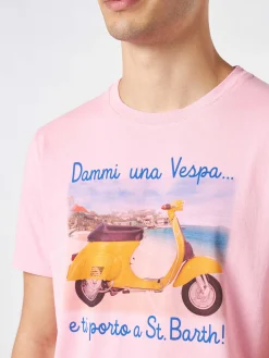 T-shirt da uomo in cotone trattamento vintage con stampa Dammi una Vespa e ti porto a St. Barth | EDIZIONE SPECIALE VESPA®