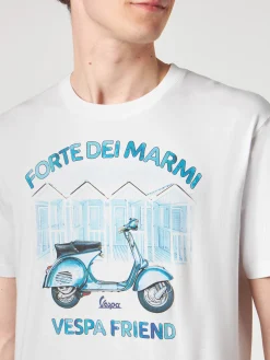 T-shirt da uomo in cotone con stampa Forte dei Marmi Vespa friend | EDIZIONE SPECIALE VESPA®