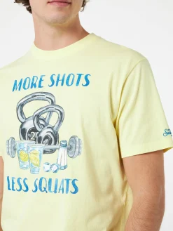 T-shirt da uomo in cotone con stampa piazzata More Shots Less Squats