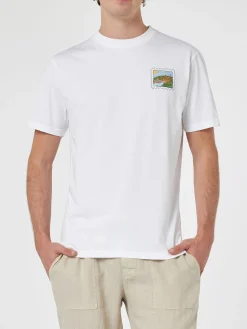 T-shirt da uomo in cotone con stampa fronte e retro cartolina di Porto Cervo | EDIZIONE SPECIALE ALESSANDRO ENRIQUEZ
