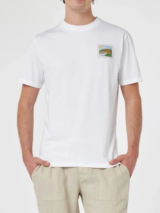 T-shirt da uomo in cotone con stampa fronte e retro cartolina di Porto Cervo | EDIZIONE SPECIALE ALESSANDRO ENRIQUEZ