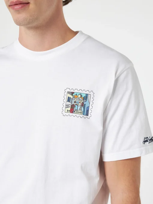 T-shirt da uomo in cotone con stampa fronte e retro cartolina di Mykonos | EDIZIONE SPECIALE ALESSANDRO ENRIQUEZ