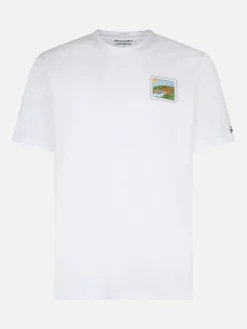 T-shirt da uomo in cotone con stampa fronte e retro cartolina di Porto Cervo | EDIZIONE SPECIALE ALESSANDRO ENRIQUEZ