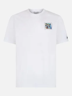 T-shirt da uomo in cotone con stampa fronte e retro cartolina di Mykonos | EDIZIONE SPECIALE ALESSANDRO ENRIQUEZ