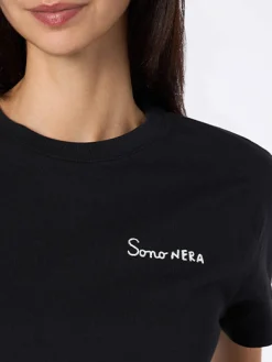 T-shirt girocollo in jersey di cotone nero da donna Emilie con ricamo Sono nera