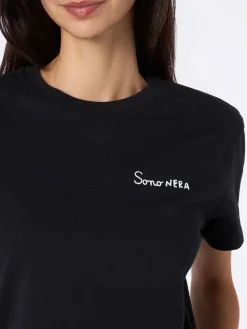 T-shirt girocollo in jersey di cotone nero da donna Emilie con ricamo Sono nera