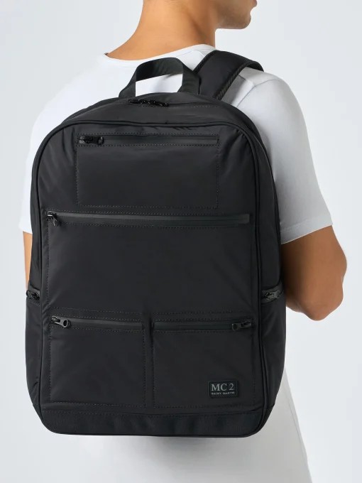 Zaino in nylon nero con tasche con cerniera